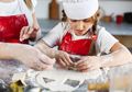 Cicipi Adonan Kue Mentah Saat Memasak, Ini Bahayanya Bagi Anak