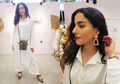 Stylo of The Day, Tampil Serba Putih dengan Atasan Tunik Asimetris ala Tasya Farasya