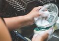 Bersihkan Lemak di Piring, Ikuti Proses Ini agar Noda Tak Menyebar