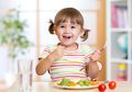 Tak Cuma Sayur dan Buah, Ini 6 Komponen yang Harus Ada Dalam Makanan Si Kecil