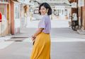 Penampilan Kece Dian Sastrowardoyo Pakai Sepatu Sneakers Mewah