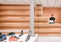 Inspirasi Interior untuk Toko Sepatu, Hampir Seluruhnya Dipenuhi Keramik!