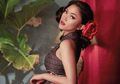 Deretan Penampilan Seksi Marion Jola saat Foto Bareng Julian Jadi Sorotan