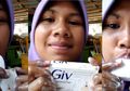 Tidak Sehat! Wanita Ini Rela Makan Sabun Batang Hanya Demi Konten