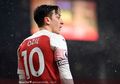 Momen Mesut Oezil Bikin Fan Arsenal yang Tunanetra Tersenyum Setelah Meraba Wajahnya