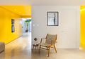 Inspirasi Desain Dapur Warna Kuning Cerah, Ubah Basement Jadi Terang