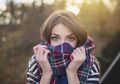 5 Tips Padu Padan Busana Motif Kotak-Kotak agar Tak Kaku dan Bikin Boring