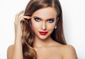 Agar Ciuman Semakin Nikmat, Begini Cara Menjaga Lipstik Tetap Awet!
