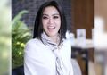 Syahrini Tampil Modis Pakai Hijab Mewah saat Ziarah ke Makam Sang Ayah