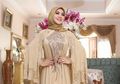Total Harga Fantastis Fashion Item yang Dipakai Syahrini saat Salat Idul Adha