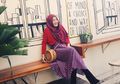 Bergaya Bold dengan 5 Hijab Merah Tengku Syaira, Anak Cindy Fatikasari