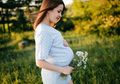 Moms Sedang Hamil Seperti Aura Kasih? Yuk Cintai Tubuh dengan Cara Ini
