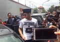 Al Ghazali Jenguk Ahmad Dhani di Rutan Medaeng, Pakai Kaos Bergambar Wajah Dhani dan Nyanyikan Lagu Dewa 19