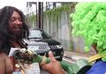 Tersentuh! Dapat Duit dari Baim Wong, Badut Ini Sujud Syukur Ditengah Jalan
