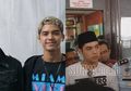 Jenguk Ahmad Dhani, Al Ghazali Ajak Awak Media Nyanyi Lagu 'Hadapi Dengan Senyuman'