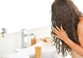 Tidak Berbahaya, Namun Inilah Efek Negatif Tidur dengan Rambut Basah