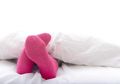 Tidur dengan Gunakan Kaus Kaki Ternyata Berikan Efek Positif, Lho!