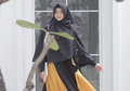 Anggun & Ayu! Ini 5 Gaya Selebgram Hijab Pakai Outfit Kondangan Hitam!