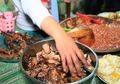 Hanya Jualan Sego Sambel, Warung Mak Yeye Selalu Ramai Diantri Orang