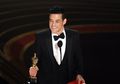 Rami Malek Terjatuh dari Atas Panggung usai Dapat Penghargaan Aktor Terbaik Oscar 2019