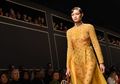 Gigi Hadid Menangis di Runway Koleksi Terakhir FENDI Rancangan Karl Lagerfeld
