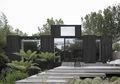 Uniknya Desain Rumah Kayu Bernuansa Hitam, Ada Hutan di Dalamnya!