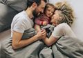 Anak Tidur Seranjang dengan Orangtua? Ketahui Dulu Baik Buruknya