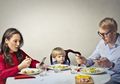Main Smartphone Saat Makan Bisa Menambah Berat Badan, Mengapa?