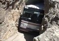(Video) Kemampuan Hebat Sopir Bus Melewati Terowongan Batu Granit yang Sempit