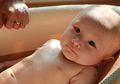 3 Hal Ini Harus Moms Perhatikan Saat Memandikan Bayi Baru Lahir