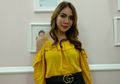 Stylo of The Day, Gaya Feminin Playful ala Dokter Luciana Hendrawan