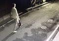 CCTV: Seorang Pria Diduga Tega Membuang Bayinya yang Baru Lahir ke Tempat Sampah