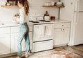 Bingung Mau Buat Kitchen Set dengan Desain Interior atau Kontraktor? Kepoin Tipsnya!