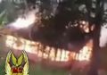 Nekat Bakar Rumah Kedua Orangtuanya, Seorang Pemuda Tak Pedulikan Tangisan Sang Ibu