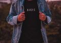 Biar Nggak Kalah Dari Dilan, Ini 5 Tips Pakai Jaket Jeans Untuk Cowok
