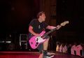 Mark Hoppus 'blink-182' Lelang Bass untuk Komunitas LGBTQ