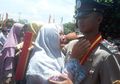Tangis Bahagia Komariah, Si Penjual Sayur Keliling yang Berhasil Antar Anak Jadi Polisi! Kisahnya Bikin Rindu Ibu