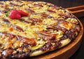 Pizza Pitoe Bandung, Pizza Manis Bertabur Toping Kurma nan Legit