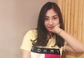 Simpel & Manis! Intip Padu Padan Outfit Merah ala Winona Willy, Adik Nikita Willy!