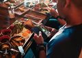 Riset Membuktikan: Makan Sambil Main Hape Bikin Lo Susah Diet