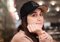 Dekat dengan Pengusaha Kaya Malaysia, Luna Maya Bikin Takjub dengan Tampil Berhijab & Makan di Restoran Mewah
