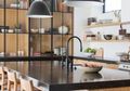 Hadirkan Kesan Sexy dengan 5 Inspirasi Dapur Hitam Ini di Rumah