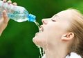 Jangan Minum Sambil Berdiri, Ini 5 Bahayanya Bagi Tubuh Kita