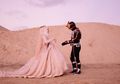 Anti-Mainstream! Cowok Ini Gunakan Kostum Kamen Rider untuk Foto Pernikahannya