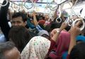 Viral! Berdesakan di Kereta Jurusan Bogor, Seorang Penumpang Wanita Tak Sadar Bra yang Dikenakannya Hilang