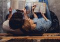 Percaya atau Nggak, Baca Buku Bisa Mendekatkan Jodoh Kita Guys?