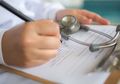 Pernah Bertanya Mengapa Tulisan Tangan Dokter Sulit Dibaca? Ini Alasannya!
