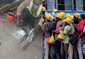 Bikin Terenyuh, Pekerja Migran Ini Tertangkap Kamera Hanya Makan Nasi Putih dengan Kuah Air Mineral