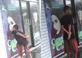 Seorang Pria Pergi ke Salon untuk Mencium Poster Wanita Cantik