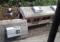 BREAKING NEWS: Kereta Tujuan Bogor Keluar Jalur Rel dan Sejumlah Gerbong Tertimpa Tiang Listrik